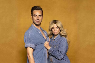 Een man en een vrouw staan dicht naast elkaar tegen een okergele achtergrond. Ze dragen allebei denimkleding; de vrouw houdt de openhangende spijkerblouse van de man vast terwijl ze recht in de camera kijken met een serieuze blik. Het is een campagnebeeld voor de voorstelling F*CK LOLITA van Het Zuidelijk Toneel.