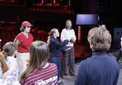 Educatiemedewerkers Lotte en Jasmin verzorgen op het podium van het theater de workshop 'Nothing but the truth' van Het Zuidelijk Toneel