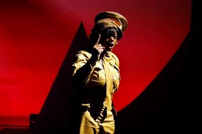 Actrice Julia Ghysels kijkt streng sprekend naar de camera terwijl zij haar vinger in de lucht uit.