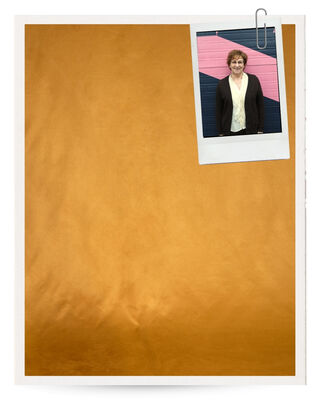 Portretfoto van kostuumverhuur vrijwilliger Meriam Happel voor de HZT garage rolpoort