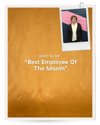 Portretfoto van kostuumverhuur vrijwilliger Meriam Happel voor de HZT garage rolpoort