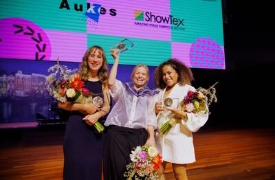 Actrice Keja Klaasje Kwestro poseert met twee andere winnaars met haar Theo D'or, gewonnen voor haar rol in F*CK LOLITA, voor een powerpoint scherm met felle kleuren.