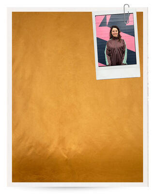 Portretfoto van kostuumontwerper Robin Kersten voor de garage rolpoort